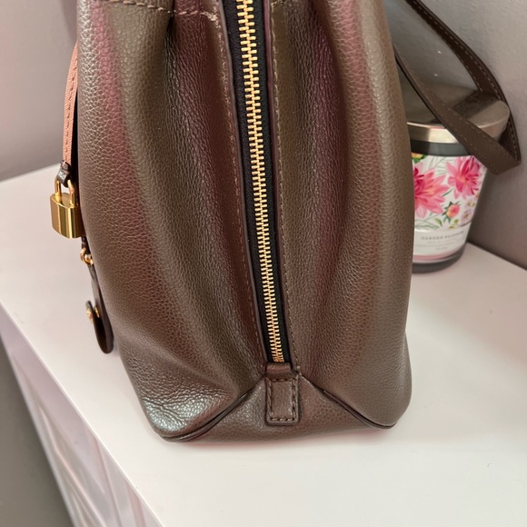 🤎AUTHENTIC MARC JACOBS TOP HANDLE HANDBAG WITH GOLD TONE HARDWARE 🤎 - Picture 3 of 7